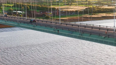 The famous humber bridge spanning the river humber. Single span suspension .. 库存影片 253385117