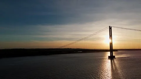 The famous humber bridge spanning the river humber. Single span suspension .. Stockbeeldmateriaal 253385149
