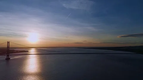 The famous humber bridge spanning the river humber. Single span suspension .. 库存影片 253385189
