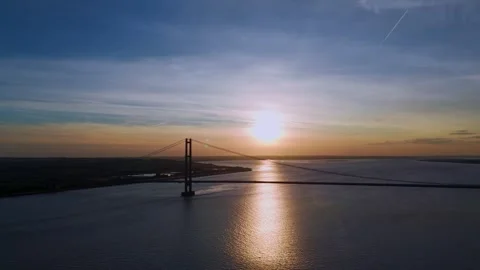 The famous humber bridge spanning the river humber. Single span suspension .. Stockbeeldmateriaal 253385199