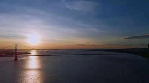 The famous humber bridge spanning the river humber. Single span suspension .. 库存影片 253385210