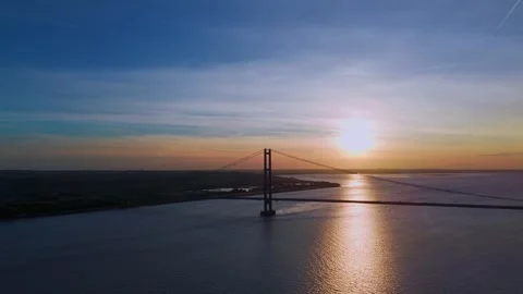 The famous humber bridge spanning the river humber. Single span suspension .. 库存影片 253385227