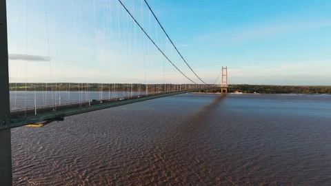 The famous humber bridge spanning the river humber. Single span suspension .. 库存影片 253385262