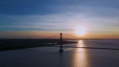 The famous humber bridge spanning the river humber. Single span suspension .. Stockbeeldmateriaal 253385267