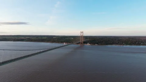 The famous humber bridge spanning the river humber. Single span suspension .. Stockbeeldmateriaal 253385269