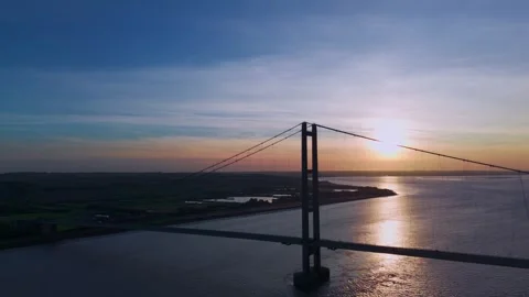 The famous humber bridge spanning the river humber. Single span suspension .. 库存影片 253385270