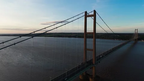 The famous humber bridge spanning the river humber. Single span suspension .. 库存影片 253385322