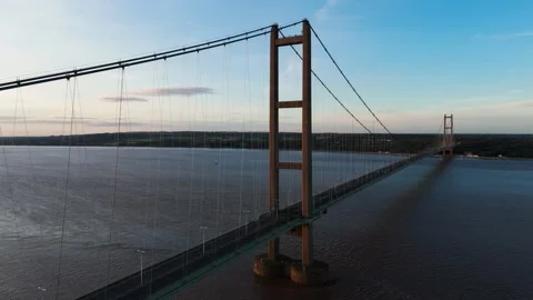 The famous humber bridge spanning the river humber. Single span suspension .. Stockbeeldmateriaal 253385326