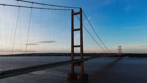 The famous humber bridge spanning the river humber. Single span suspension .. Stockbeeldmateriaal 253385327