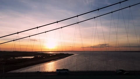 The famous humber bridge spanning the river humber. Single span suspension .. Stockbeeldmateriaal 253385343