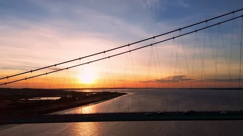 The famous humber bridge spanning the river humber. Single span suspension .. Stockbeeldmateriaal 253385359