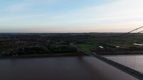 The famous humber bridge spanning the river humber. Single span suspension .. 库存影片 253385377
