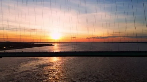 The famous humber bridge spanning the river humber. Single span suspension .. Stockbeeldmateriaal 253385385
