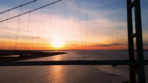 The famous humber bridge spanning the river humber. Single span suspension .. Stockbeeldmateriaal 253385402
