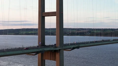 The famous humber bridge spanning the river humber. Single span suspension .. 库存影片 253385405