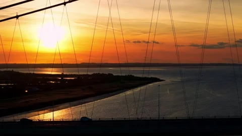 The famous humber bridge spanning the river humber. Single span suspension .. Stockbeeldmateriaal 253385410