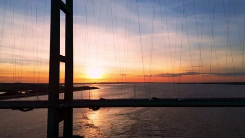 The famous humber bridge spanning the river humber. Single span suspension .. 库存影片 253385428