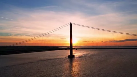 The famous humber bridge spanning the river humber. Single span suspension .. Stockbeeldmateriaal 253385485