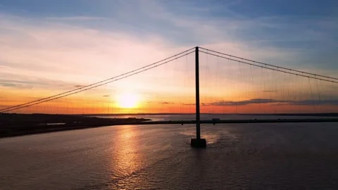 The famous humber bridge spanning the river humber. Single span suspension .. 库存影片 253385489