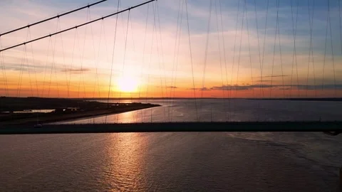 The famous humber bridge spanning the river humber. Single span suspension .. Stockbeeldmateriaal 253385493