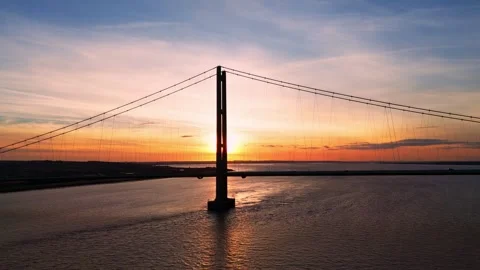 The famous humber bridge spanning the river humber. Single span suspension .. Stockbeeldmateriaal 253385512