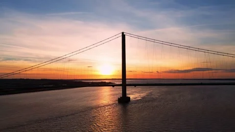 The famous humber bridge spanning the river humber. Single span suspension .. Stockbeeldmateriaal 253385524