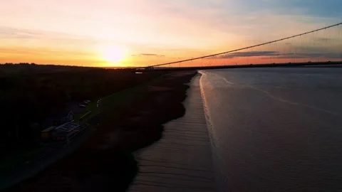 The famous humber bridge spanning the river humber. Single span suspension .. Stockbeeldmateriaal 253385546