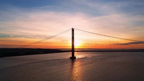 The famous humber bridge spanning the river humber. Single span suspension .. Stockbeeldmateriaal 253385556