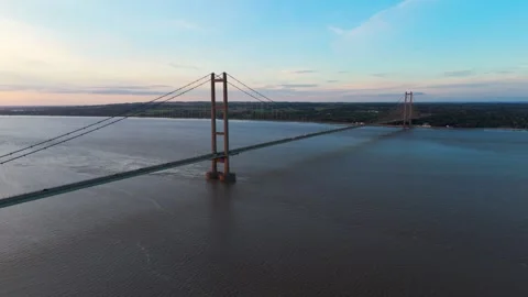 The famous humber bridge spanning the river humber. Single span suspension .. Stockbeeldmateriaal 253385601