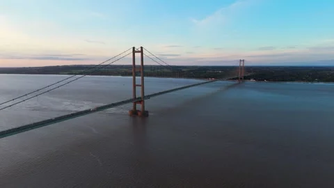 The famous humber bridge spanning the river humber. Single span suspension .. Stockbeeldmateriaal 253385602