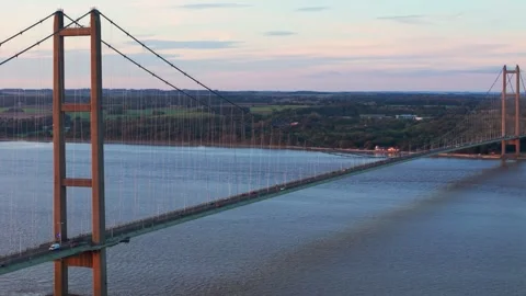 The famous humber bridge spanning the river humber. Single span suspension .. Stockbeeldmateriaal 253385607