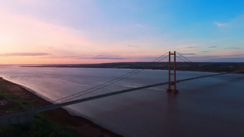 The famous humber bridge spanning the river humber. Single span suspension .. Stockbeeldmateriaal 253385612