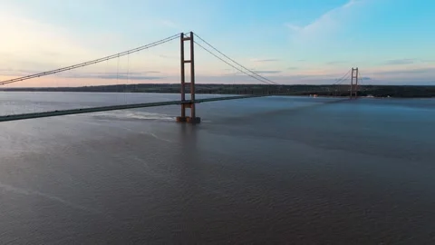 The famous humber bridge spanning the river humber. Single span suspension .. 库存影片 253385629