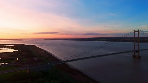 The famous humber bridge spanning the river humber. Single span suspension .. Stockbeeldmateriaal 253385636