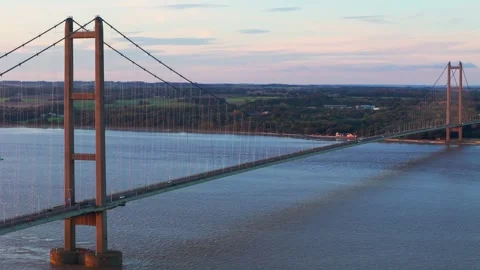 The famous humber bridge spanning the river humber. Single span suspension .. Stockbeeldmateriaal 253385681
