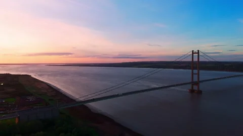 The famous humber bridge spanning the river humber. Single span suspension .. Stockbeeldmateriaal 253385684