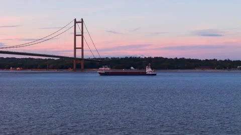 The famous humber bridge spanning the river humber. Single span suspension .. 库存影片 253385711