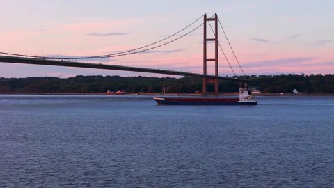 The famous humber bridge spanning the river humber. Single span suspension .. Stockbeeldmateriaal 253385719