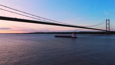 The famous humber bridge spanning the river humber. Single span suspension .. Stockbeeldmateriaal 253385764