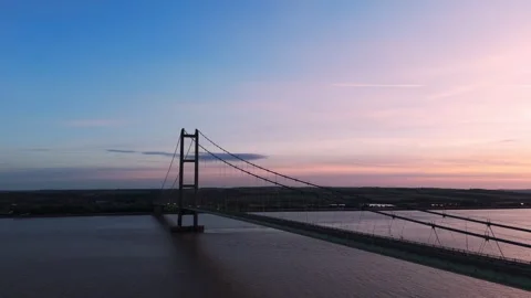 The famous humber bridge spanning the river humber. Single span suspension .. Stockbeeldmateriaal 253385801