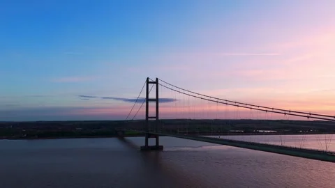 The famous humber bridge spanning the river humber. Single span suspension .. 库存影片 253385836