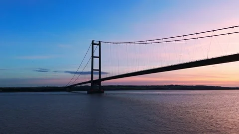 The famous humber bridge spanning the river humber. Single span suspension .. Stockbeeldmateriaal 253385851