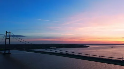 The famous humber bridge spanning the river humber. Single span suspension .. 库存影片 253385892