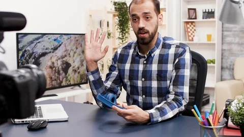 Famous influencer testing and making a review 스톡 동영상 121623226