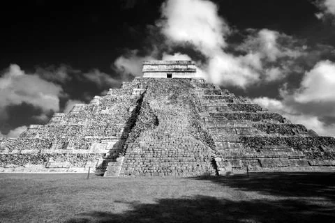 Famous Mayan pyramid at Chichen Itza archeological site in BW Foto stock