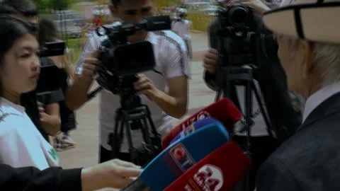 A famous old man gives an interview to the media. Stock Footage 197837547