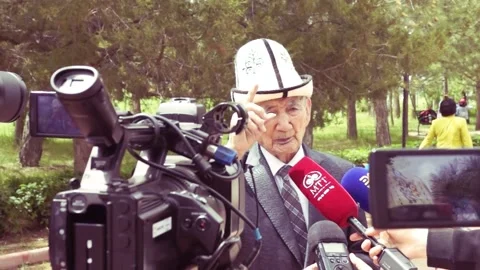 A famous old man gives an interview to the media. Stock Footage 197837574