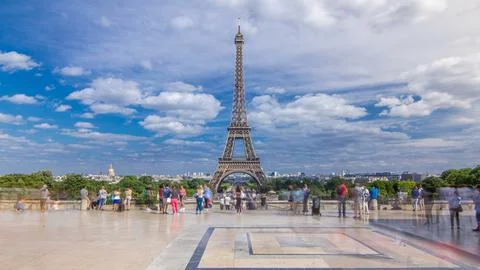 Famous square Trocadero with Eiffel tower in the background timelapse hyper.. Stockfoto's