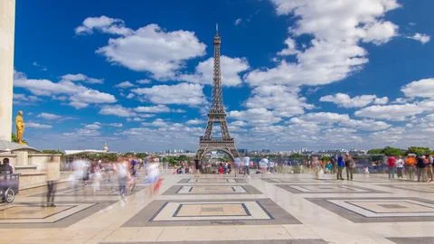 Famous square Trocadero with Eiffel tower in the background timelapse hyper.. Stockfoto's