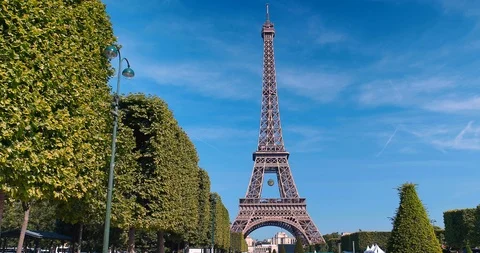 The famous Tour Eiffel tower in Paris, France Video stock 124282875